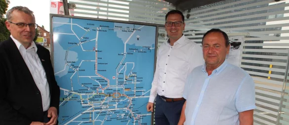 Der Umstieg auf E-Busse geht schneller als geplant. Voraussichtlich schon zu Kläschen Anfang Dezember ist der Lemgoer Stadtbus komplett elektrisch, sagen (von links) Stadtbus-Chef Jürgen Kleß, Stadtwerke-Geschäftsführer Matthias Sasse und Sven Oehlmann (Geschäftsführer Verkehrsbetriebe Extertal) - hier an der Stadtbus-Haltestelle "Stadtwerke". - © Jens Rademacher