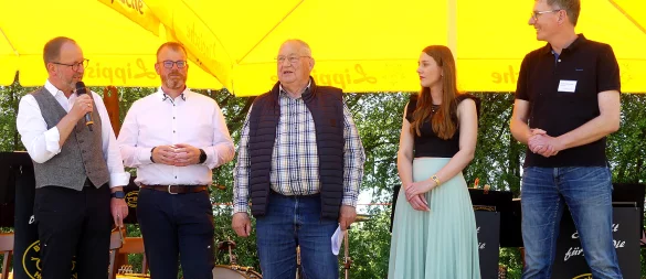 Sie unterstützen und fördern die Kultur im ländlichen Raum (vön links): Jörg Düning-Gast, Vorsitzender des Landesverbandes Lippe, Kurt Kalkreuter, erster stellvertretender Landrat, Bürgermeister Friso Veldink, Kulturmanagerin Martha Johannsmeier und Geschäftsführer Jochen Brunsiek - © Rudi Rudolph