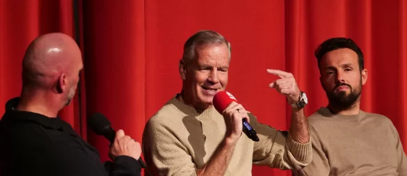 Henry Maske hat in Detmold einiges zu erzählen. Mario Brink (links) und SCP-Trainer Ralf Kettemann freuts. - © Jörg Hagemann