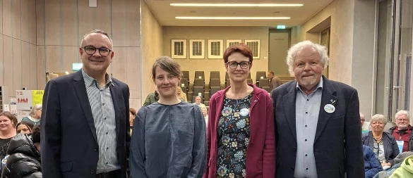 Bürgermeister Markus Baier (von links), Prof. Dr. Katja Frieler vom Potsdam-Institut für Klimafolgenforschung, Ute Koczy, Geschäftsführerin der Fairtrade-Initiative Lemgo, und Helmut Kohorst, Sprecher der Fairtrade-Initiative Lemgo, begrüßten zahlreiche Gäste. - © Stadt Lemgo