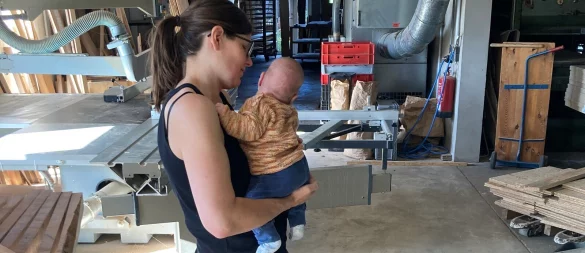 Harte Zeit: Tischlermeisterin Johanna Röh stand acht Wochen nach der Geburt ihrer Tochter trotz schwerer Geburtsverletzungen wieder in ihrer Werkstatt. Zum Stillen brachte ihr Mann die Kleine jedes Mal vorbei. - © privat