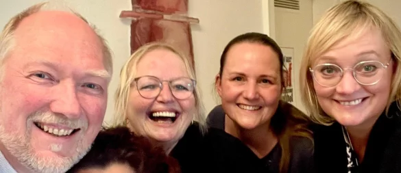 Peter Stolle (von links), Ulrike Wahren-Stolle, Kindertrauerbegleiterin Gerti Helfsgott, Leuchtturm e.V.-Vorstand Melanie Finger und Svenja Jochens, Präsidentin des Lions Club Detmold-Cherusker, bei der Spendenübergabe. - © Lions Club Detmold-Cherusker