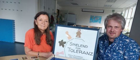 Henning Arnecke vom Blomberger Bündnis und Beatrix Schröder, Mitarbeiterin der Blomberger Einrichtung "Beratung und Treffpunkt" des SOS-Kinderdorfes freuen sich auf den Spieleabend zum Ferienstart. - © Michaela Weiße