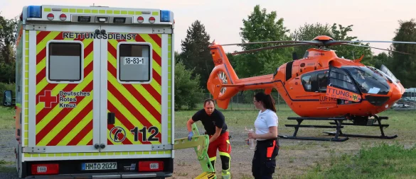 Rettungseinsatz nach Gewalttat: Zivilschutzhubschrauber "Christoph 4" ist in Hessisch Oldendorf gelandet. Im Rettungswagen wurde das Opfer von zwei Notarztteams behandelt. - © Ulrich Behmann /SZ/LZ