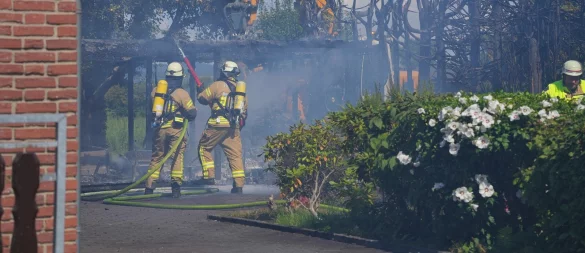 Die Feuerwehr Lage bekämpft einen Brand in Hagen. - © Blaulichtfotografen
