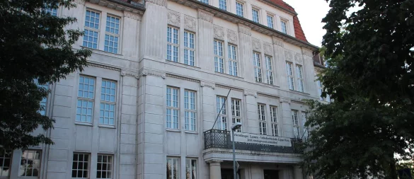 Die Fassade des Technikums an der Langen Straße hat sich in den vergangenen 100 Jahren seit Eröffnung kaum verändert. - © Archivfoto: Patrick Bockwinkel