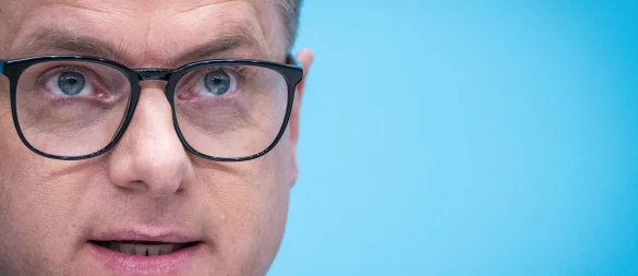 CDU-Generalsekretär Carsten Linnemann nimmt bei einem Auftritt in OWL Kanzler Merz für jüngste Aussagen in Schutz. - © imago/Chris Emil Janßen