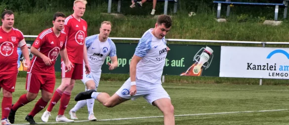 Eiskalt verwandelt Lemgos vierfacher Torschütze Louis Hagemann einen Strafstoß zum zwischenzeitlichen 2:0. - © Jörg Hagemann