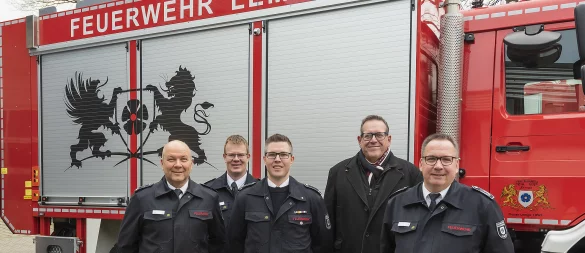 Frank Hoppe (von links), Christian Depping, Timo Kesting und Wehrleiter Lars-Uwe Brede von der Freiwilligen Feuerwehr Lemgo freuen mit Eckhard Siekmann (2. von rechts) über die neue Optik der Fahrzeuge der Lemgoer Wehr. - © Freiwillige Feuerwehr Lemgo