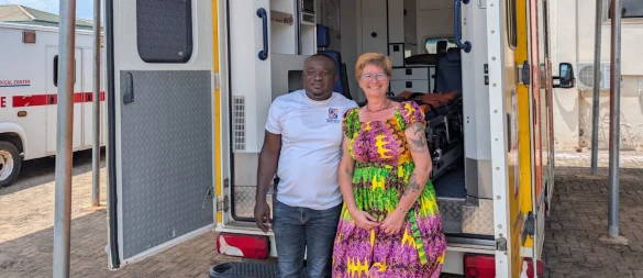Friederike Saueressig und Richard Aboagye, Geschäftsführer des Frimpong-Boateng Medical Centers, stehen vor dem RTW, den die Notfallsanitäterin des Kreises in Lippe selbst gefahren ist. - © Marcus Saueressig