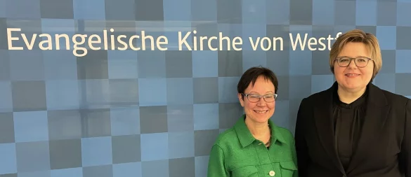 Präses Adelheid Ruck-Schröder (l.) stellt die neue Theologische Vizepräsidentin der EKvW, Susanne Falcke vor. - © Carsten Heil