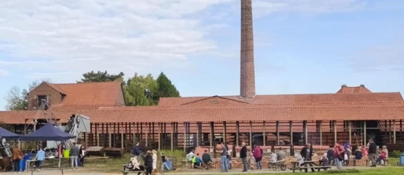 Analoge Gegenwart: Strohballen, Schornstein, Lagerfeuer - hier noch vormittags, am Ende kamen mehr als 2500 Gäste zum Kartoffelfest. - © Axel Bürger