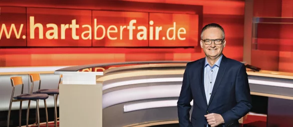 Der frühere TV-Moderator Frank Plasberg (hier in seinem Studio zur Sendung hart aber fair) kommt ins Kurtheater in Bad Meinberg. Dort talkt er mit Showmaster Louis Pawellek. - © picture alliance/dpa/WDR