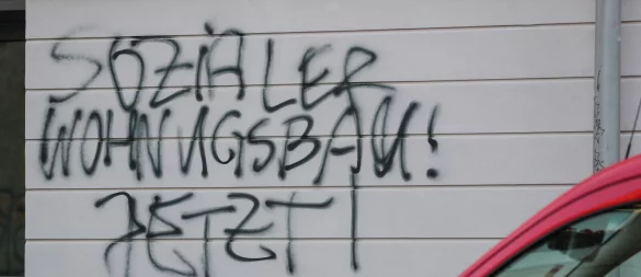 Ein Graffiti im sächsisches Leipzig fordert: "Sozialer Wohnungsbau! Jetzt!" Tatsächlich lag der Markt über viele Jahre brach. Das hat die Diskussion um knappen Wohnraum und steigende Mieten angeheizt. - © picture alliance/dpa