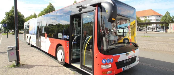 Gute Nachricht: Die Klagen aus den lippischen Busunternehmen über zu wenig Fahrpersonal werden leiser. Das Archivfoto entstand am Bahnhof Lemgo. - © Jens Rademacher