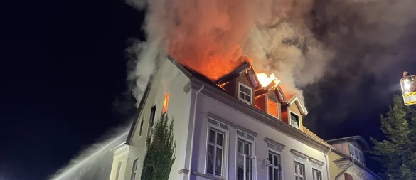 In der Gerichtsstraße stand ein Dachstuhl in Flammen. - © Die Blaulichtfotografen