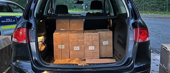 Die Bielefelder Zöllner fanden 28 Kartons voller unversteuerter sowie illegaler Vapes. - © Foto: Hauptzollamt Bielefeld