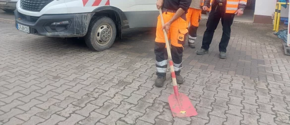 Esalettin Dirik (vorne) arbeitet seit 2019 auf dem Bauhof in Lügde. Bauhofleiter Uwe Rinsche (rechts) und Mitarbeiter Stefan Schüttemeyer schätzen die Arbeit des 59-Jährigen sehr. - © Michaela Weiße
