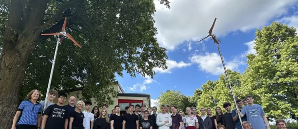 Freuen sich über den Workshop: Schülerinnen und Schüler der neunten und zehnten Stufe sowie Vertreter des Kooperationsprojekts vom Welthaus Bielefeld, von Energie Impuls OWL, der Recycling-Börse und der Felix-Fechenbach-Gesamtschule. Foto: Anna-Lena Hinder - © Anna-Lena Hinder