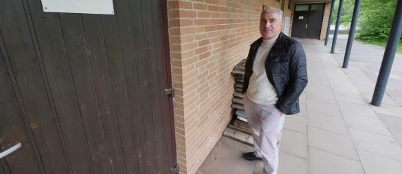 Auch wenn die Stadt die Mauer schnell gereinigt hat, sind die Nazi-Schmierereien auf dem Klinker des Sportlerheims am Eggestadion noch schwach zu erkennen. Manager Ender Ünal wünscht sich für den TSV Horn deshalb eine Videoüberwachung. - © Jost Wolf