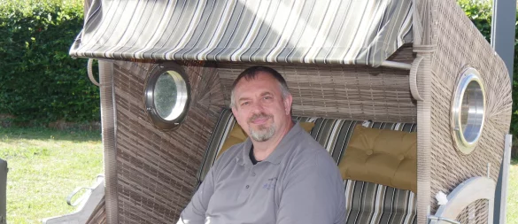 Dr. Ralf Köster möchte Bürgermeister von Schlangen werden. Als Lieblingsplatz hat er sich seine heimische Terrasse ausgesucht. - © Jost Wolf