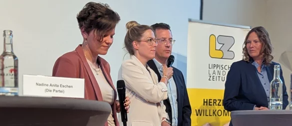 LZ-Redakteurin Janet König (links) und Radio-Lippe-Moderatorin Judith Brentrup (rechts daneben) hatten auch ein paar fiese Fragen auf dem Zettel. Hier zu sehen: die Kandidaten Dr. Elmar Thyzel und Dr. Marika Thiersch. - © Yvonne Glandien