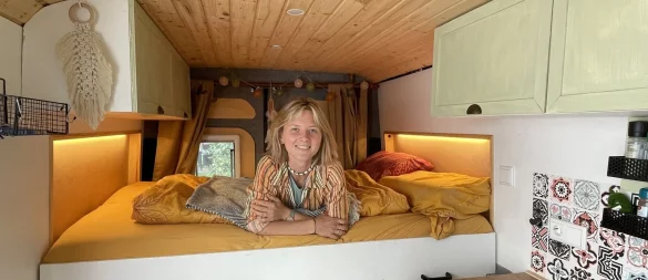 Celine Hinz in ihrem Wohnmobil "Henry", das für sechs Monate ihr Zuhause war. Liebevoll hat sie den Peugeot Boxer mit kleinen Detail und praktischen Ideen zuvor selbst ausgebaut. - © Natalie Gottwald
