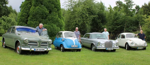 Vereinsmitglieder des Motorsportclub Hermannsdenkmal: Wolfram Meier und sein Volvo (von links), Willi Werner und sein BMW Isetta, Horst Friedrich Meier und sein Mercedes sowie Reinhard Kramer und sein VW Käfer. - © Kyrill von Matuschka