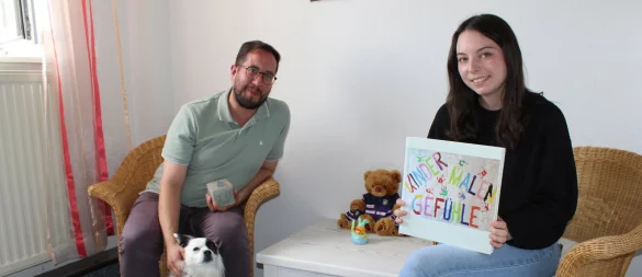Ein Raum für Trauer aller Art: Marcel Nerger (links) und Justine Leubecher arbeiten seit einem halben Jahr ehrenamtlich für den Verein Courage. Hündin Bella hilft, das Eis zu brechen. Auch Kreativität, wie im Buch "Kinder malen Gefühle", ist ein wichtiges Werkzeug. - © Annika Langhagel