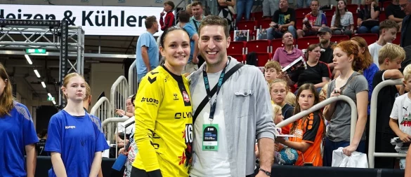 Beim Supercup in Düsseldorf Ende August 2024 enstand dieses Bild. Domenico Ebner (rechts) mit seiner Freundin Nicole Roth, damals noch in Bietigheim, heute bei der HSG Blomberg-Lippe. Ebner: „Nici war ein Bonus-, aber nicht der ausschlaggebende Punkt für meine Lemgo-Entscheidung.“ - © Yoko Issa