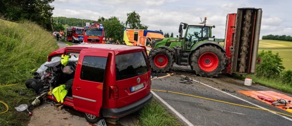 Der Caddy und der Traktor stießen im Kurvenbereich zusammen. - © Freitag TV