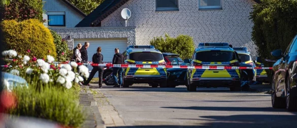 Die Spurensicherung ist am 3. Juni 2023 für mehrere Stunden am Einsatzort in der Sackgasse Plaßheide in Holzhausen (Bad Salzuflen). - © Freitag TV