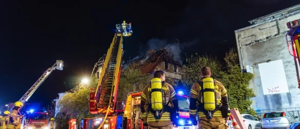 Rund 130 Einsatzkräfte sind am 10. April in der Arminstraße im Einsatz, um den Brand in einem Gebäude der ehemaligen Sinalco-Werke zu löschen. - © Freitag-TV