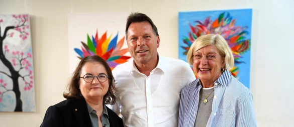 Susan Hoopmann, geborene Detmold (rechts), wurde bei ihrem Besuch im Detmolder Rathaus von ihrer deutschen Freundin Mira Sellheim (links) begleitet. Bürgermeister Frank Hilker empfing den besonderen Besuch mit Detmolder Wurzeln. - © Stadt Detmold