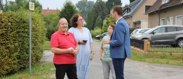 Klaus Venghaus (von links), Silvia Plaß-Stolle und Heike Venghaus im Gespräch mit Bürgermeister Matthias Kalkreuter. - © Lorraine Brinkmann