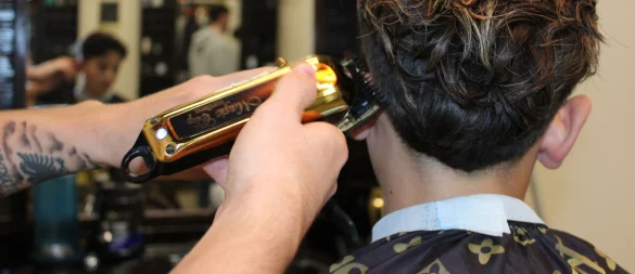 Das Friseurteam im Brothers Barber Shop schneidet bedürftigen Menschen kostenlos die Haare. - © Raffael Giebel