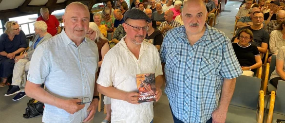 Eine neue Form der Lesung veranstaltet Horst Biere (links), Vorsitzender des Heimatvereins, im Saal des Bürgerhauses. Bestsellerautor Karl Banghard (Mitte) wird von Krimiautor Jochen Peters über sein Germanen-Buch und die Geschichten drumherum befragt. Foto: Gunter Held - © Gunter Held
