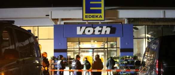 Einsatzkräfte der Polizei sind vor dem Lemgoer Supermarkt im Einsatz. Bei einer Auseinandersetzung ist ein Jugendlicher tödlich verletzt worden. - © Christian Müller/dpa