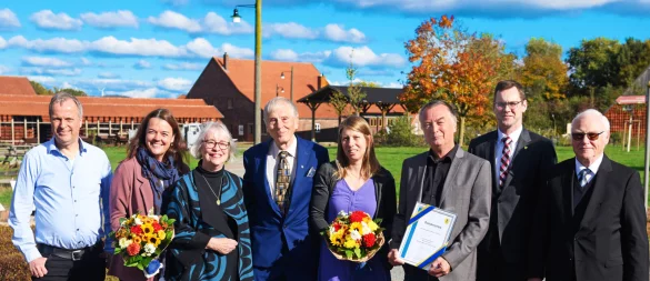 Sie setzen sich für Lagenser Geschichte ein (von links): Dr. Hans Jacobs, Konstanze Bartiromo, Barbara Buchanan (Enkelin August Kluckhohns), Dr. Rudolf Hüls, Angelina Cammarata, Wilhelm Kulke, Matthias Kalkreuter und Helmut Biere. - © Nicole Ellerbrake