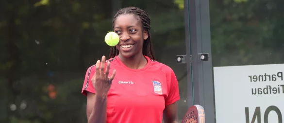 Farrelle Njinkeu, hier beim Padel, kam von den Spreefüxxen Berlin nach Blomberg. - © Sebastian Lucas