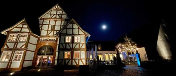 Perfekt in Szene gesetzt hat Leserin Katrin den Supermond im Freilichtmuseum in Detmold. - © Leserfoto: Katrin