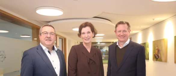 Landrat Dr. Axel Lehmann (links) und Dr. Niklas Cruse, kaufmännischer Geschäftsführer des Klinikums Lippe, begrüßen Prof. Dr. Dorothee Bremerich als neue medizinische Geschäftsführerin des Klinikums Lippe. - © Kreis Lippe