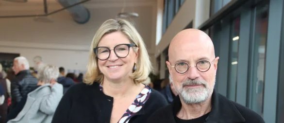 Das regnerische Wetter sei genau richtig für eine Lesung, meinte Buchhändlerin Cerrin Wehrmann-Ristau (links), als sie Christian Berkel in der Heinz-Sielmann-Schule begrüßte.
Fotos: Knut Dinter - © Knut Dinter