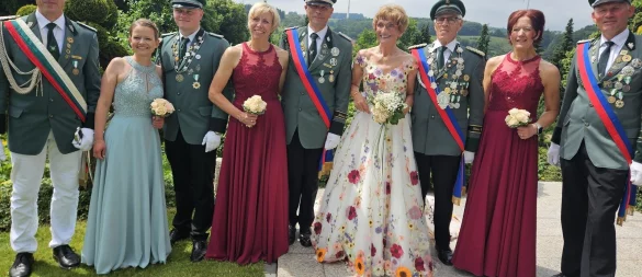 Feierten ein rauschendes Fest: Adjudant Markus Schäfers, das Kronprinzenpaar Chantal Müller und Levin Christiansen, das Hofpaar Sylvia Schöttler- Stumpenhagen und Bernd Stumpenhagen, das Königspaar Mathilde und Friedolin Schäfers und das Hofpaar Karin Klüter und Ralf Tschentscher (von links). - © Schützenbruderschaft Feldrom
