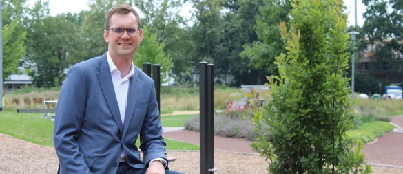 Matthias Kalkreuter ist seit 2019 Bürgermeister und möchte es auch für die kommenden fünf Jahre bleiben. An seinem Lieblingsort in der Stadt, dem Bürgerpark an der Eichenallee, verbinden sich für ihn Vergangenheit und Gegenwart. - © Lorraine Brinkmann