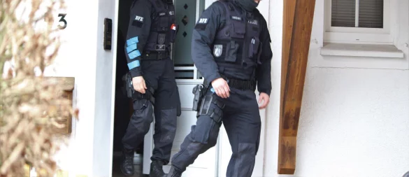 Anfang 2020 wurde die Reichsbürger-Gruppe "Geeinte deutsche Völker und Stämme" verboten, die Polizei durchsuchte dabei unter anderem ein Haus in Bünde im Kreis Herford. - © Lukas Brekenkamp