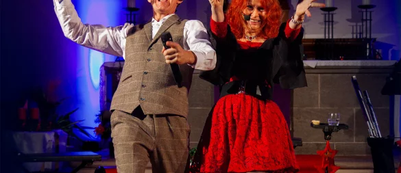 Ann und Ed O´Casey entführen das Publikum in der Weihnachtsrevue in deutschsprachiger Moderation auf die grüne Insel. - © Florian Oehl