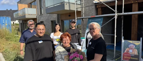 Stellvertretende Bürgermeisterin Marion von Canstein (vorne Mitte) überreicht Bereichsleiterin Johanna Birkl Blumen. Auch Geschäftsführer Jens Reitemeier, Bereichslieter Ruslan Milidi, Pflegedienstleiterin Jessica Friesen und Hausleiter Florian Thielmann (vopn links) freuen sich auf die Eröffnung. - © Sandra Castrup