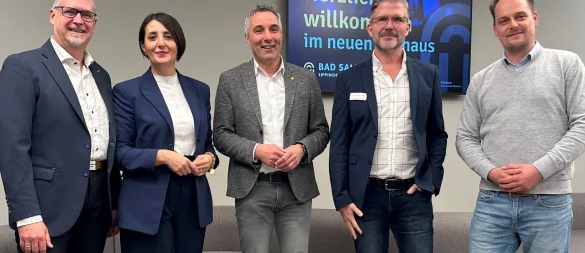 Einen erfolgreichen Austausch im Kurhaus über die Zukunft des Kur- und Gesundheitsstandortes Bad Salzuflen beim Veranstaltungsformat „Tourismus-Dialog 2025“ haben (von links) Alexander Seiz (Geschäftsführer "Kohl & Partner"), Anna-Lisa Davidovic (Leiterin "Gesundwerk Bad Salzuflen"), Bürgermeister Dirk Tolkemitt, Ralf Hammacher (Fachbereichsleitung Touristik, Gesundheit und Kultur) und Alexander Bleifuß (Fachdienstleiter Tourismus, Marketing und Gesundheit). - © Stadt Bad Salzuflen