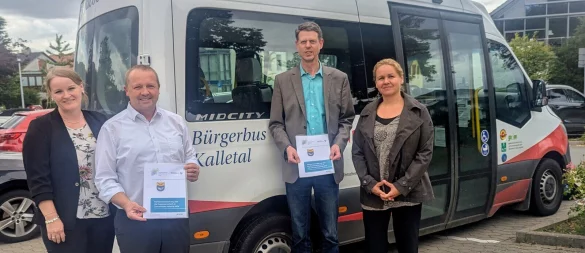Die Gemeinde Kalletal verlängert ihre Mitgliedschaft im Zukunftsnetz Mobilität NRW. Darüber freuen sich Linda Waldeyer (Mobilitätsmanagement OWL), Bürgermeister Mario Hecker, Marcus Heidebrecht (Zukunftsnetz Mobilität NRW) und Fachbereichsleiterin Planen und Bauen, Ewa Hermann (von links). - © Gemeinde Kalletal